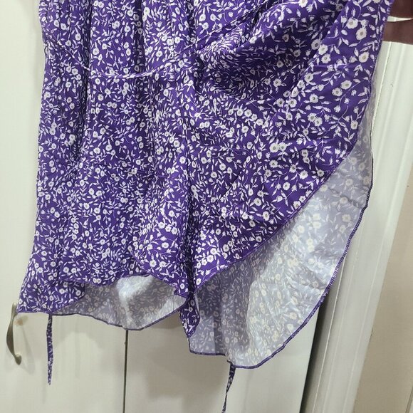 🔥3/$42 w FREE SHIPPING🔥 NWOT purple flower design romper casual v neck - Picture 3 of 4